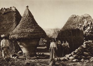 Mexico: Maïscontainer in een dorp (z/w foto) door Hugo Brehme
