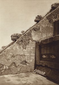 Mexico: San Juan Teotihuacan, beelden van de trappen in de piramide van Quetzalcouatl in het centrum van de Citadel, westelijke gevel (z/w foto) door Hugo Brehme