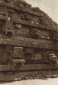 Mexico: San Juan Teotihuacan, Stenen beelden op de westelijke gevel van de piramide van Quetzalcouatl, piramide in het midden van de Citadel (z/w foto)