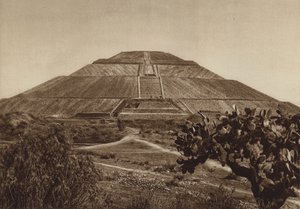 Mexico: San Juan Teotihuacan, westelijke gevel (z/w foto) door Hugo Brehme