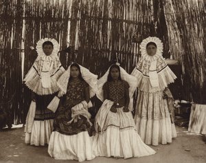 Mexico: Tehuantepec, Meisje in nationale klederdracht (z/w foto)