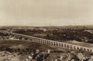 Mexico: Zicht op Queretaro met oude waterleidingen (z/w foto) door Hugo Brehme
