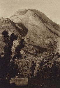 Mexico: vulkaan Colima voor de laatste uitbarstingen (z/w foto) door Hugo Brehme
