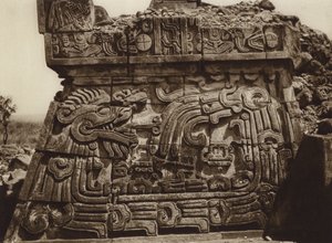 Mexico: Xochicalco, deel van de piramide met slang en hiërogliefen (z/w foto) door Hugo Brehme