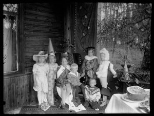 Verklede kinderen in de villa van de Andersins door Hugo Simberg