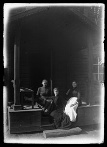 Bedienden op de veranda van de villa Niemenlautlauta door Hugo Simberg