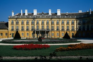 Esterhazy paleis door Hungarian School