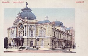 Ansichtkaart met de Vigszinhaz (Comedy Theatre) op de Grand Boulevard in Boedapest
