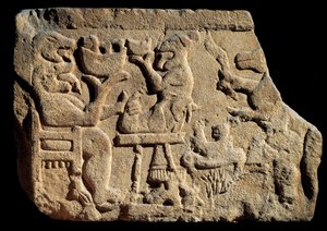Iberische kunst: laag reliëf dat een mythologische banketscène voorstelt waar een god van de onderwereld twee hoofden heeft met zijn mond open voor een offeraltaar. Rond 500 v.Chr. afkomstig uit het graf van Pozo Moro, Spanje. Madrid, Museo Arqueologico Na