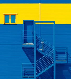 Opvallende blauw-gele gevel door Igor Bakotic
