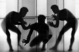 Drie dansende mannen