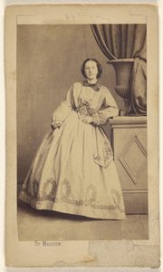 [Ongeïdentificeerde vrouw, staand, leunend op een nepzuil]. door Ile Maurice