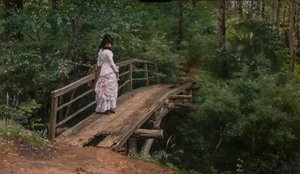 Zomerlandschap. Vera Repine op een kleine brug in Abramtsevo