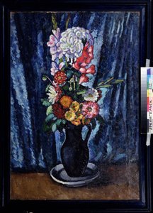 Boeket bloemen in een zwarte kruik op een blauwe achtergrond door Ilya Ivanovich Mashkov