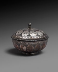 Kom en deksel van metaallegering ingelegd met zilver, elk met een band van naturalistische bloemen, 1700-1899 door Indian School