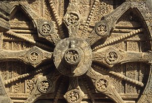 Wiel van een strijdwagen aan de basis van de Surya-tempel door Indian School