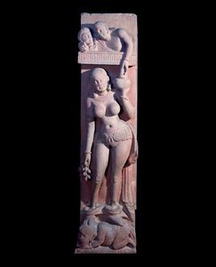 Dame die op een dwerg klimt, met een druif en een kruik wijn (Rood zandstenen beeldhouwwerk, Kushan-rijk)