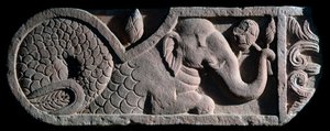 Visstaartolifant (stenen sculptuur) door Indian School