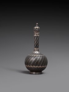 Fles en deksel en standaard, of schaal van metaallegering ingelegd met zilver, 1700-99 door Indian School