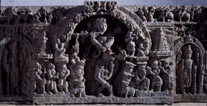 Hindoeïsme: "Krishna of Venugopala, meester van de fluitkoeien" Zwartstenen beeldhouwwerk, centraal deel 12e eeuw - Halebidu, Mysore - Calcutta, Indian Museum door Indian School