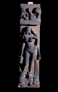 Hindoeïsme: voorstelling van een Yakshini (Yaksi) natuurgeest, met een kooi en een papegaai, ze staat op een dwerg - Beeldhouwwerk van Mathura, zandsteen, 2e eeuw
