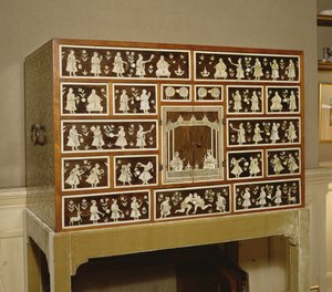 Indiase kast versierd met ivoor en rozenhout, 17 laden, Ceylon, 1700