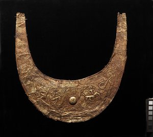 Halvemaanvormig ornament (tobelo) door Indonesian School