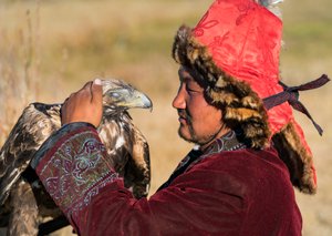 Een Kazachse arendjager nabij het dorp Bayan in westelijk Mongolië