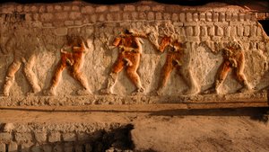 Een fries van naakte gevangenen van de Moche op de muren van Huaca Cao Viejo bij El Brujo, een afgelegen complex van piramideruïnes van de Moche - een cultuur die de noordkust van Peru regeerde vanaf ongeveer A...