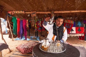 Een local serveert muntthee bij Erg Chebbi in de woestijn nabij Merzouga, Marokko, 2019