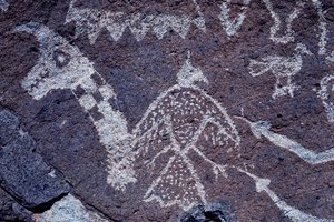 Anasazi Petroglyph (rotstekening) gravures in New Mexico. door Ira Block