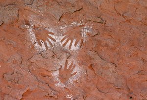 Oude Anasazi rotstekeningen, een handafdruk in Grand Gulch, Utah