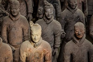 In het Terra Cotta Warrior Museum, scènes van de verschillende krijgers in het Pit 1 gebied
