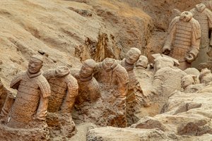 In het Terra Cotta Warrior Museum, scènes van de verschillende krijgers in het Pit 1-gebied, 2009