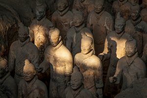 In het Terra Cotta Warrior Museum, scènes van de verschillende krijgers in het Pit 1-gebied, 2009