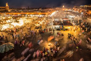 Uitzicht op Jemaa el-Fnaa, het marktplein in de medina, Marrakech