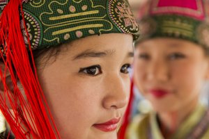 Portret van een jong meisje dat Deel draagt, Mongoolse traditionele kleding op Naadam