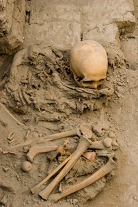 De vrouwelijke offer in de begrafenis met de mummiebundel in Huaca El Brujo., 2005 (foto)