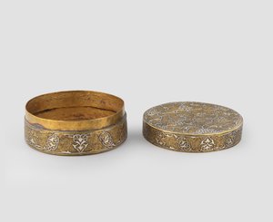 Doos met deksel van cilindrische vorm, van gegraveerd messing ingelegd met zilver, met latere vergulding en mogelijke toevoeging van binnenband, 1400-ca. 1525