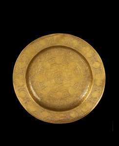 Schaal van gegraveerd messing met zilver inleg en latere vergulding, 1575-99 door Iranian School