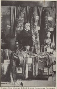 Gabriel Reid Maguire, Ierse ontdekkingsreiziger, met zijn Afrikaanse collectie door Irish Photographer