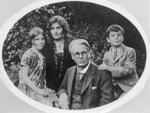 William Butler Yeats (1865-1939) met zijn vrouw Georgie Hyde Lee en kinderen Anne en Michael