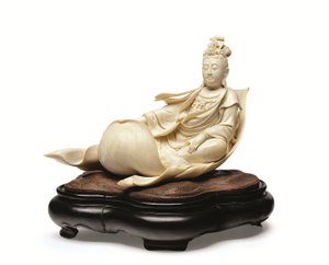 Een ivoren beeldhouwwerk van Kannon drijvend op een lotusblad, Meiji-periode, eind 19e eeuw door Ishikawa Komei