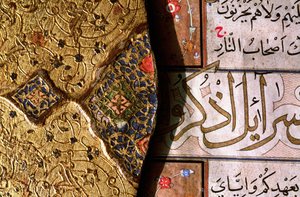 Detail van de ingewikkelde goud- en lapis lazuli-verlichtingen en arabeske ontwerpen met thulth- en naskh-scripts op een Koranomslag
