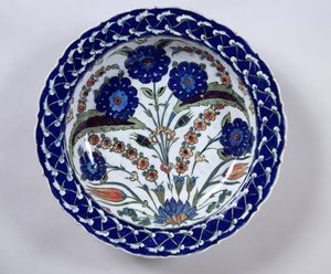 Schaal met een bloemendecoratie, Iznik