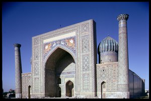 Gevel van de Shirdar Madrasa, Timuridische periode, Rigestan-plein door Islamic School