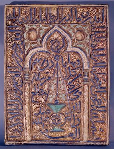Midden-Oosten: decoratieve plaat met de voorstelling van een mihrab, nis in de muur van een moskee die de gebedsrichting naar Mekka aangeeft. 13e of 14e eeuw. Parijs, Museum van Decoratieve Kunsten