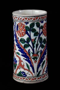 Pot met een bloemendecoratie, Iznik door Islamic School