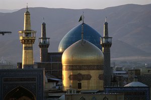 De geheel gouden koepel en minaret van het heiligdom van Imam Reza, de 8e Sjiitische Imam, met de Timuridische Gowhar Shad Moskee erachter