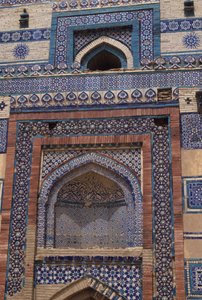 Tegels op de toegangspoort tot het mausoleum van Bibi Jawindi (gestorven in 1403) opgericht in 1494 door Islamic School
